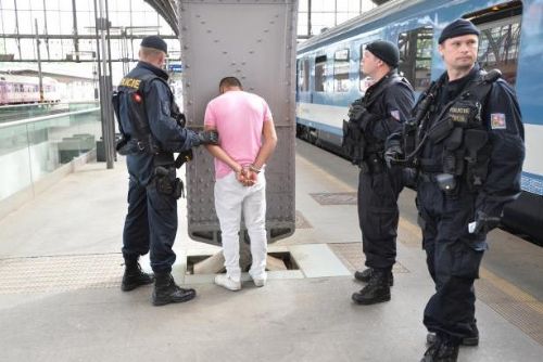 Foto: Zpřísněné kontroly vlaků: Policie v Praze zadržela Syřany i Afghánce