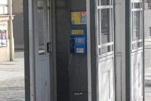 Foto: Telefonní budky v Rokycanech mají sloužit i jako místa první pomoci
