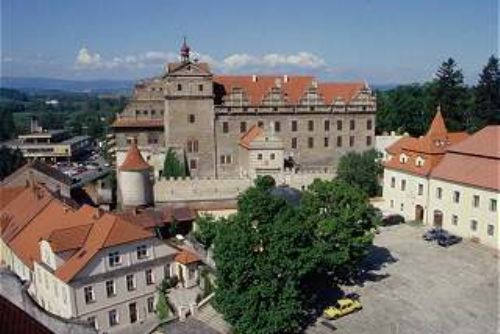 Foto: Na výstavu kostýmů ze známých pohádek láká hrad a zámek v Horšovském Týně