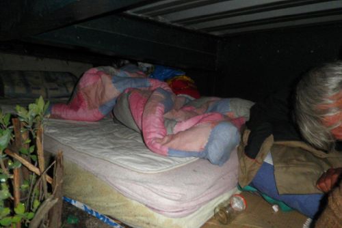 Foto: Bezdomovci se zabydleli v Plzni U Ježíška