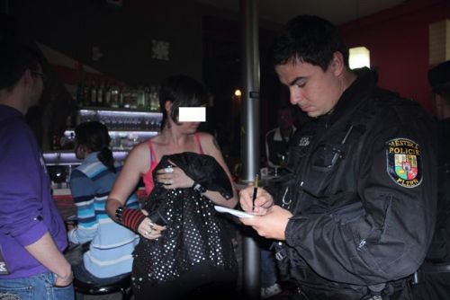 Foto: Čtyři nezletilí v barech v Plzni popíjeli alkohol