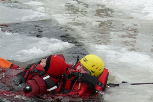 Foto: Na Boleváku ve čtvrtek cvičí záchranu ze zamrzlého rybníka 