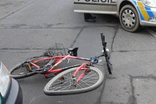 Foto: Opilou cyklistku hasiči vyprošťovali z vraku kola