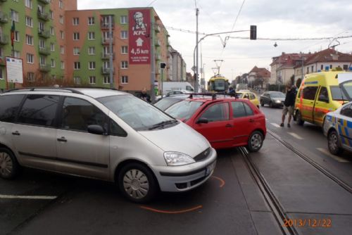 Foto: Na Slovanské blokovala nehoda provoz tramvají