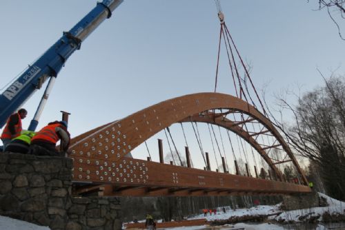 Foto: Na Šumavě nově stojí nejdelší dřevěný most v Česku 
