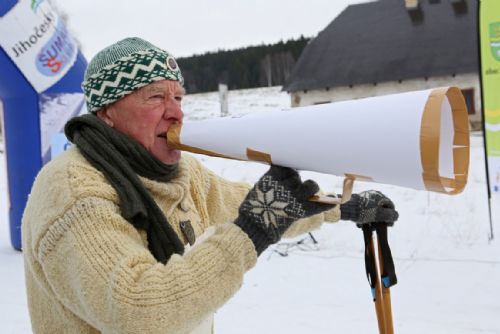 Foto: Na Šumavě zahájila Bílá stopa, letos o 30 kilometrů tras víc