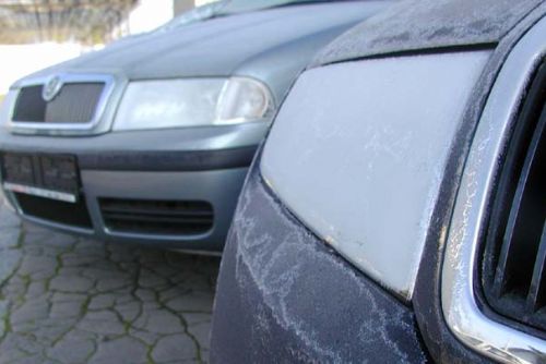 Foto: Zaparkované auto se ve Stříbře rozjelo a narazilo do vrat