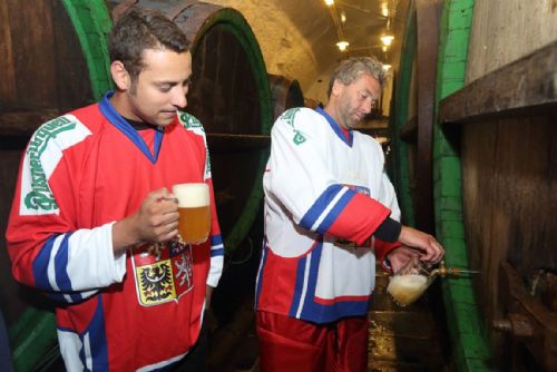 Foto: Novou reklamu pro Pilsner Urquell natáčeli hokejisté ve sklepích pivovaru