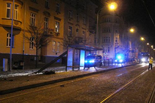 Foto: Opilý řidič smetl ráno v Plzni ženy na tramvajové zastávce