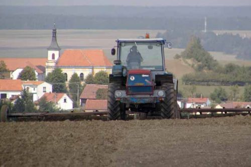 Foto: Řidič se převrátil s traktorem na poli u Obytců 
