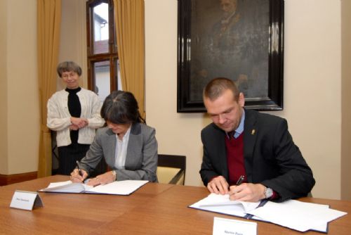 Foto: Podpis smlouvy stvrdil partnerství mezi Plzní a univerzitou 