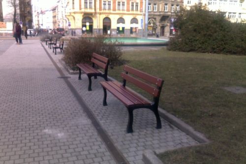 Foto: Posezení na náměstí T. G. Masaryka zpříjemní nové lavičky 
