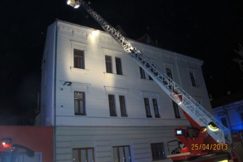 Foto: Požár střechy v Plzni způsobil nedopalek cigarety  