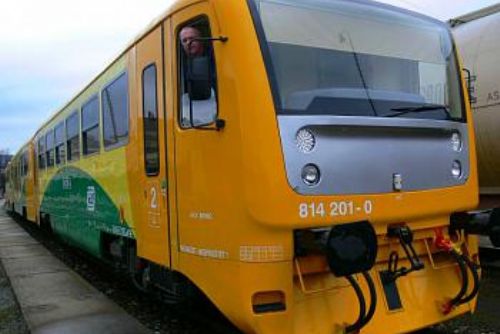 Foto: Průvodčí  na vlakové Plzeňské lince nahrazují automaty