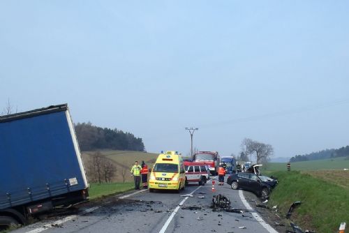 Foto: Řidič auta u Zavlekova nepřežil čelní srážku s kamionem