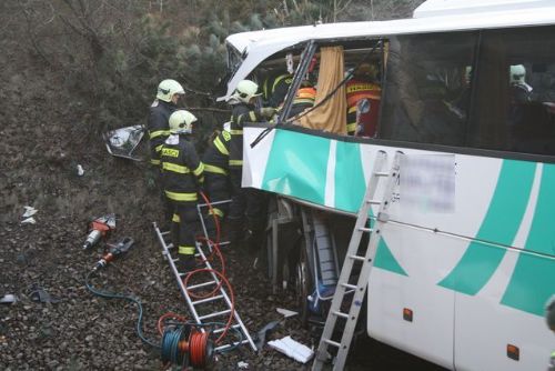 Foto: U Rokycan boural autobus s dětmi, jedna dívka zemřela