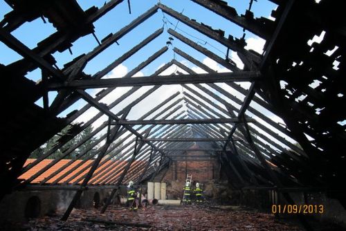 Foto: V Bezděkově shořela střecha statku. Zapálily ji děti?