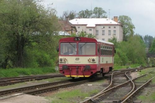 Foto: V Klenčí pod Čerchovem vykolejil vlak, bez zranění