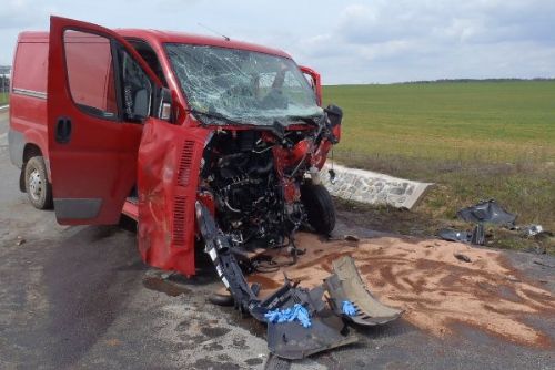 Foto: V Kunějovicích vážně bourala dodávka s kamionem