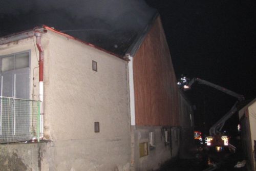 Foto: V Lubech vyhnal požár nájemníky do mrazu  