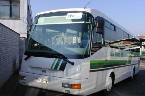 Foto: V Plané boural autobus s autem, tři zranění
