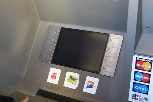 Foto: V nýřanském bankomatu našli skimmovací zařízení