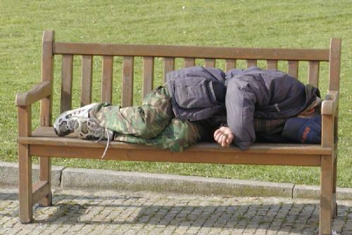 Foto: Opilec usnul v Plzni na lavičce, nadýchal přes čtyři promile