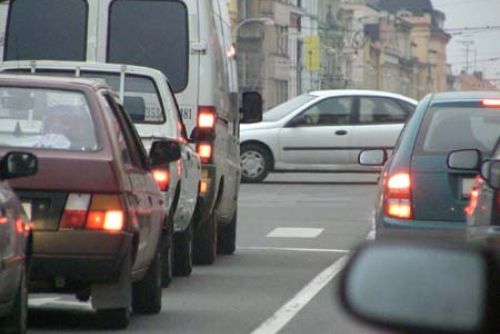 Foto: Malé děti v Klatovech riskují životy, přebíhají silnici před auty