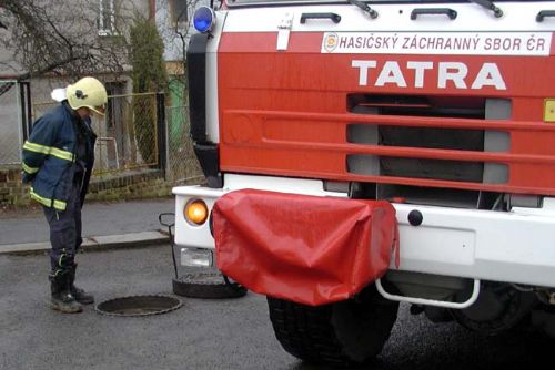 Foto: V Liticích vzplála firma Varia, hasiči radí nevycházet