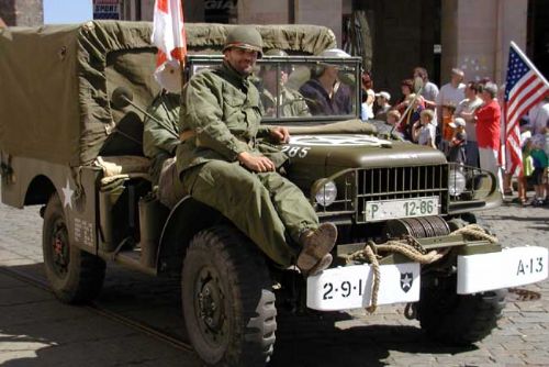 Foto: Plzní v neděli projede konvoj historických vozidel s veterány