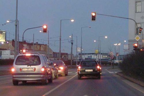 Foto: Na křižovatce Borské a U Trati v Plzni jezdí řidiči nejčastěji na červenou 