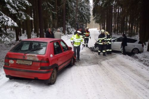 Foto: Ledovka v lese u Bušovic způsobila nehodu, dvě zranění 