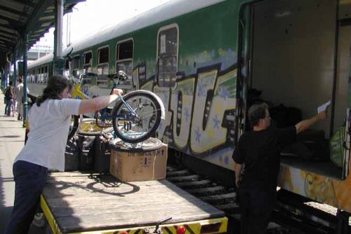 Foto: Cyklistická sezona na železnici začíná, jezdí víc cyklovozů  