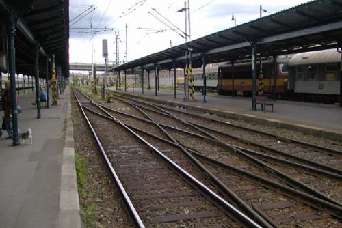 Foto: V kolejišti plzeňského nádraží našli v úterý mrtvého muže 