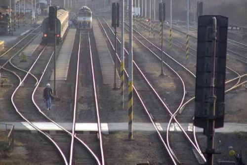 Foto: V Tachově u nádraží si lidé zkracují cestu přes trať. Hrozí pokuta