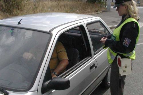 Foto: Policisté si posvítili na šoféry v Plzni, padlo deset pokut