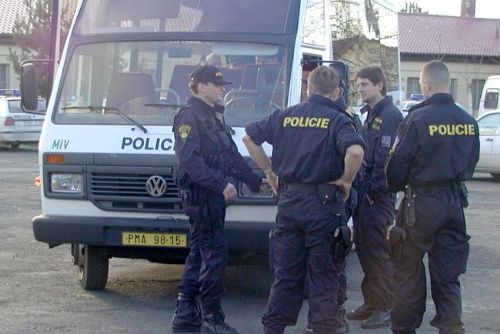 Foto: Real v Plzni. Policisté jsou připraveni dohlížet na bezpečnost fanoušků