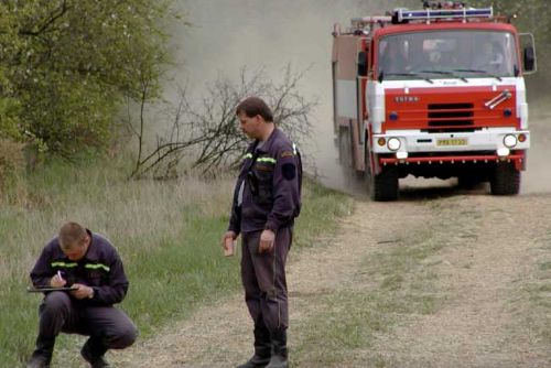 Foto: Hasiči likvidují požáry trávy. Je sucho, nevypalujte, varují