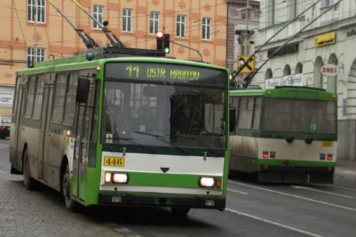 Foto: Řidiči trolejbusů a autobusů v Plzni mají problém - ucpané křižovatky