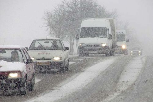 Foto: Sníh už druhý den komplikuje řidičům jízdu v kraji