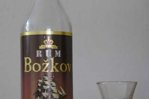 Foto: Muž v prodejně v Plzni ukradl lahev tvrdého, vypil ji a usnul