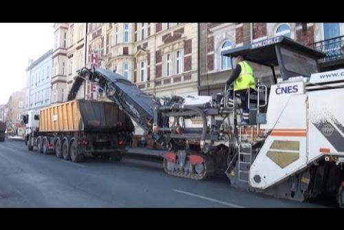 Foto: Stavební stroje začaly s rekonstrukcí Borské ulice