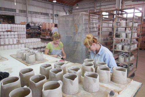 Foto: Keramika v Horní Bříze žije. Žáci SOU získávali praxi v Portugalsku