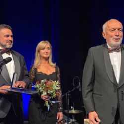 Děkan právnické fakulty oceněn Záslužným křížem české advokacie