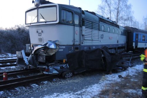 Foto: Auto na přejezdu u Holýšova vjelo pod vlak, řidič zemřel