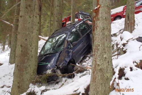 Foto: Auto se dvěma dětmi skončilo u Modravy zaklíněné mezi stromy