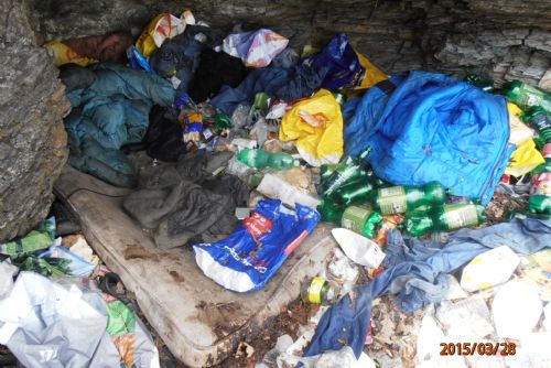 Foto: Bydlel v Plzni u řeky Úslavy pod hromadou odpadků