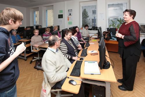 Foto: Senioři v Plzni se mohou hlásit do další sezony počítačových kurzů 