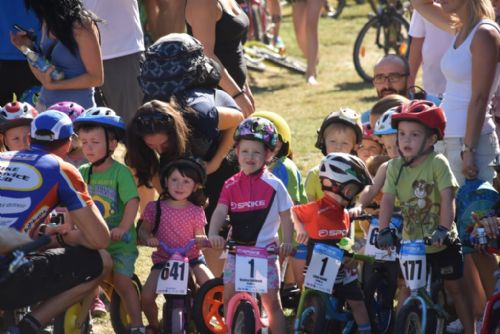 Foto: Děti si užily sportovní dopoledne s cyklistikou v Kralovicích. Fotogalerie 