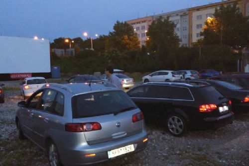 Foto: Do autokina v Plzni můžete i bez auta, tahákem jsou v týdnu i Příběhy obyčejného šílenství